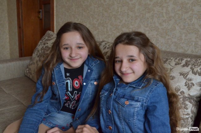 Мріють стати кравчинями і побачити гори: зворушлива історія «кришталевих» близнят з Волині 
