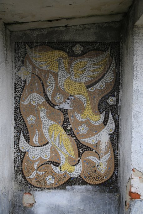 Адвокат з Луцька подорожує на велосипеді у пошуках унікальних автобусних зупинок. ФОТО