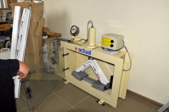 Міні-лаборатоія для ламання кутників