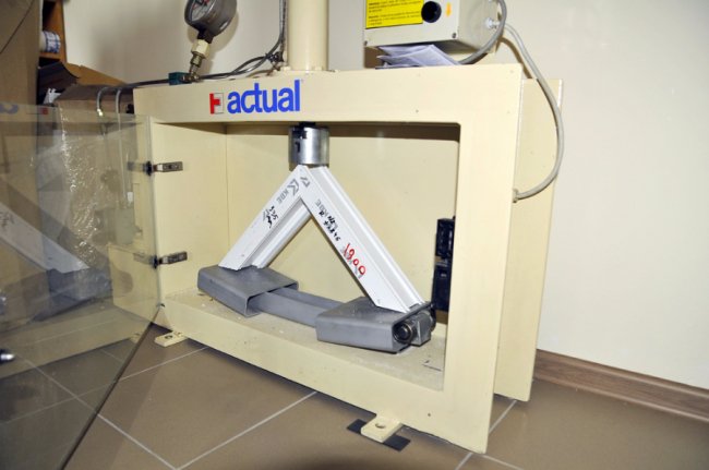 Міні-лабораторія для ламання кутників