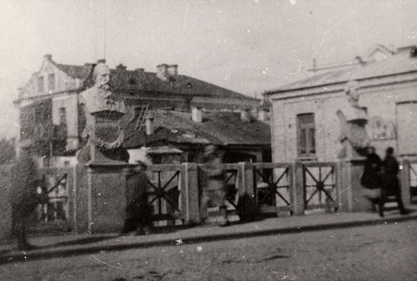 Міст Казимира Великого. Зображення з книги «Луцьк у старовинній листівці, гравюрі та фотографії» Віктора Літевчука