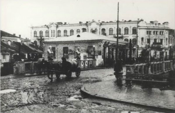 Міст Казимира Великого. Перетин сучасних вулиць Братковського та Данила Галицького. Зображення з книги «Луцьк у старовинній листівці, гравюрі та фотографії» Віктора Літевчука