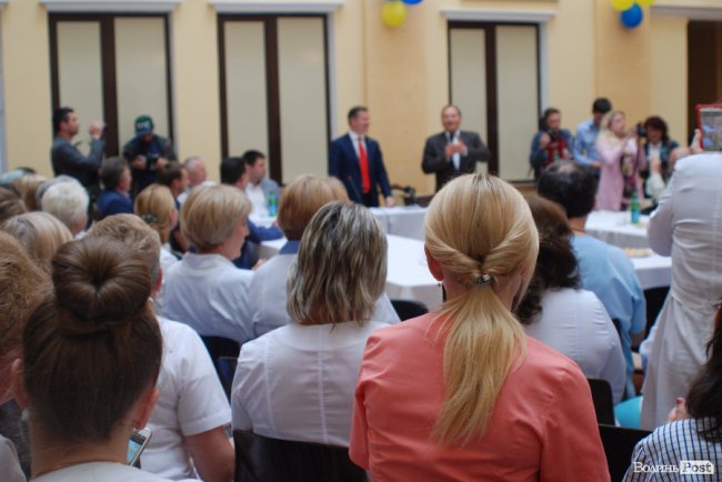 Ляшко на Волині нагороджував медиків, обробляв дерево та зустрівся з митрополитом Михаїлом