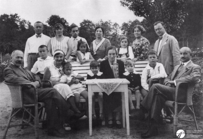 Родина Бурше. Крайній з правого боку, у верхньому ряду Теодор Бурше. 1920-ті