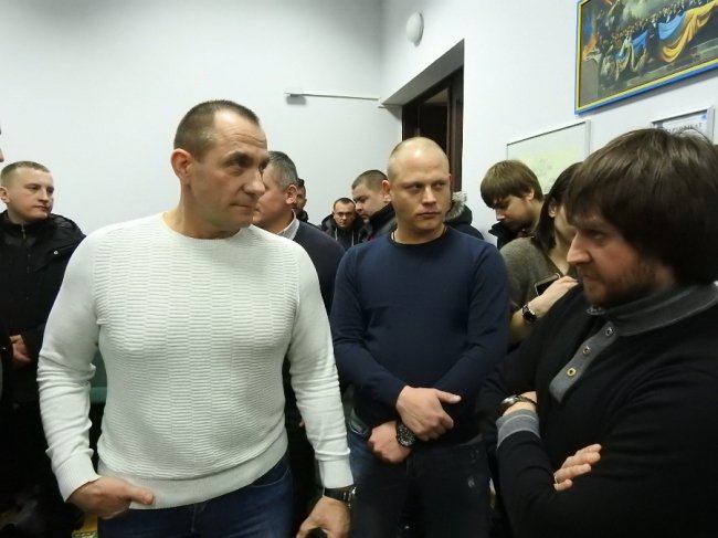 Олександр Балабаш (ліворуч у білому светрі) разом із зятем (праворуч у синьому светрі) 