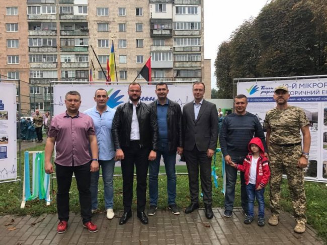 Юрій Безпятко - крайній зліва