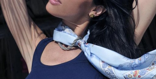 Як носити ланцюжки й інші прикраси з шарфами та хустками