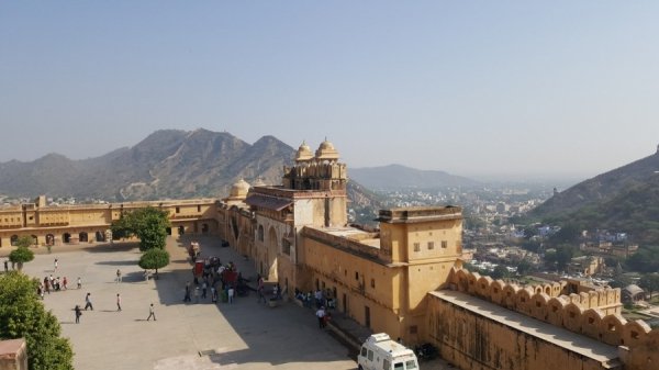 «Нотатки мандрівника» Христини Губської: несвященні корови, багато грошей та еротика