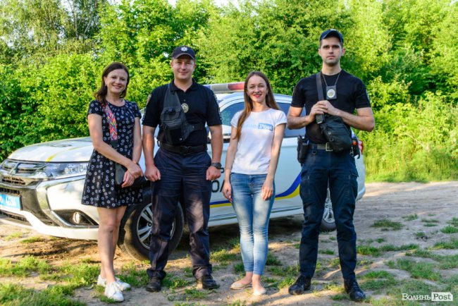 Андрій Крутень та Дмитро Штурма з речницею волинських патрульних Ольгою Бузулук і головною редакторкою Інформаційного агентства ВолиньPost Іванною Рудишин