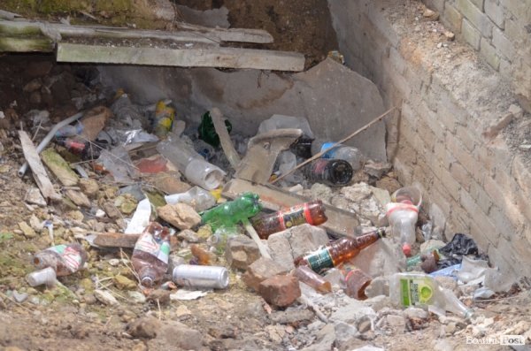 Під Луцьким замком «звили гніздо» наркомани. ФОТО 