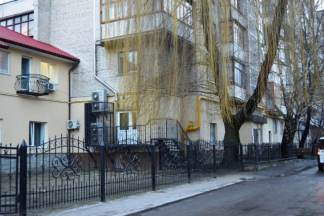 У сусідів відразу виникли запитання до власників медичного центру, проте скандалів не піднімали