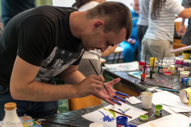 Як на Волині атовців звільняють від болю мистецтвом