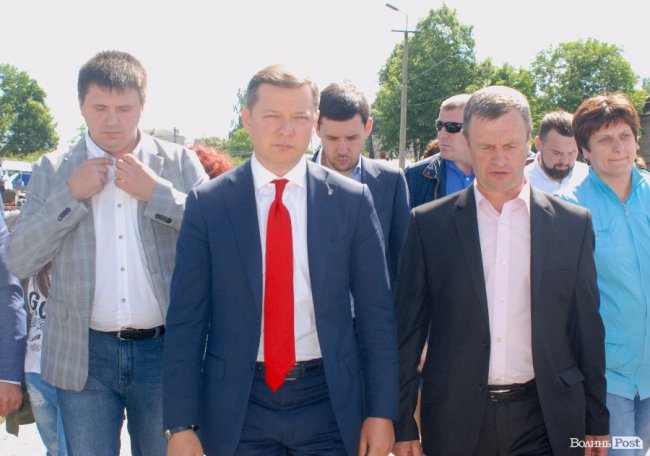 Ляшко на Волині нагороджував медиків, обробляв дерево та зустрівся з митрополитом Михаїлом