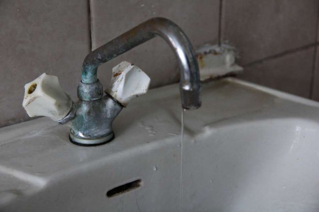 Дірявий дах, пліснява і таргани: скільки платять та як живуть мешканці гуртожитків СНУ. ФОТО