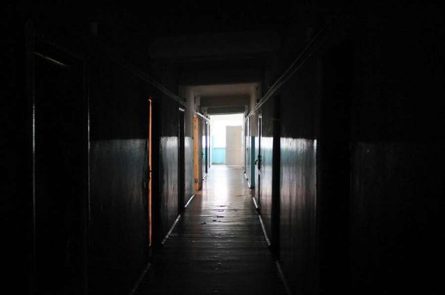 Дірявий дах, пліснява і таргани: скільки платять та як живуть мешканці гуртожитків СНУ. ФОТО
