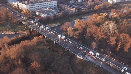 Ремонт ковельського моста компанією «ПБС» затягнувся. Щодня це спричиняло значні затори на дорогах в цьому районі