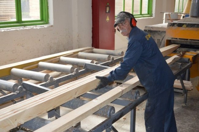 У лісопильних цехах державних підприємств заробляють люди із місцевих громад