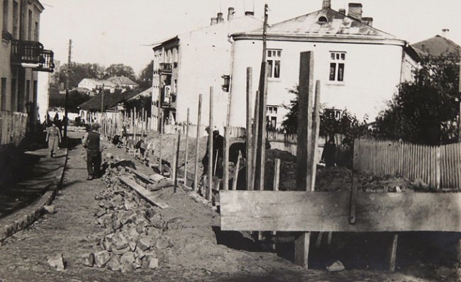 Вулиця Елізи Ожешко в тридцятих. По центру вулиці прокладають водогін. З архіву Луцького водоканалу