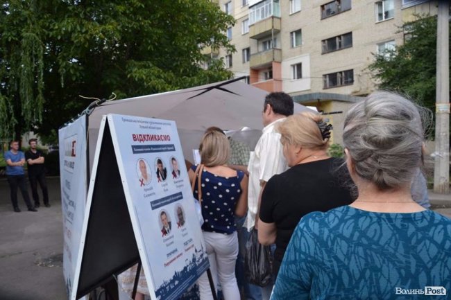 «Не за них на Майдані стояла»: як у Луцьку збирають підписи проти депутатів-«відкликанців»