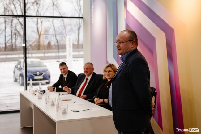 Під Луцьком відкрили найбільший на заході України Renault Store*