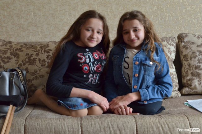 Мріють стати кравчинями і побачити гори: зворушлива історія «кришталевих» близнят з Волині 