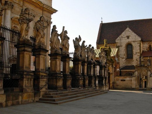 Паркан біля єзуїтського храму у Кракові - ще одне творіння Кацпера Бажанки. Фото з польської вікіпедії