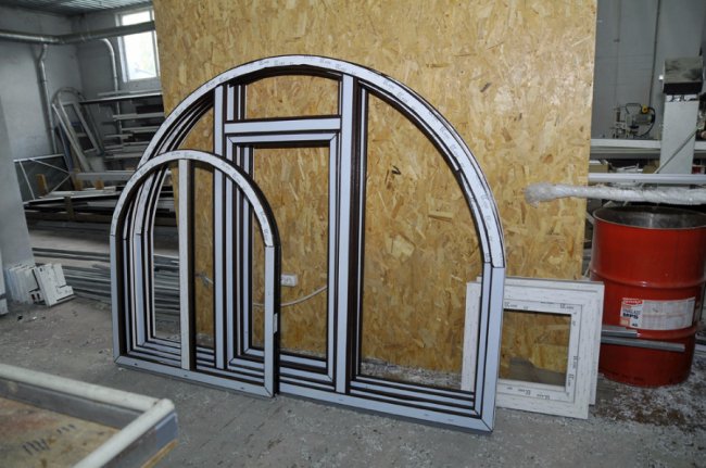 У цеху нестандартних виробів можуть зробити вікно будь-якої форми