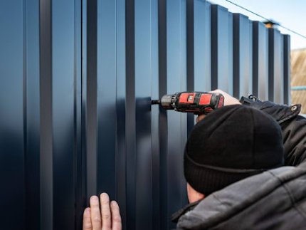 Переваги використання профнастилу для огорожі