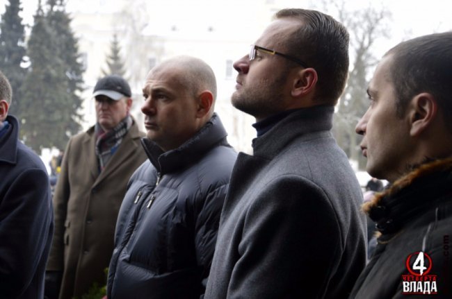 Депутати Луцької міськради Микита Рабан (крайній справа) та Ігор Поліщук (посередині) із своїм «укропівським» керівником Ігорем Палицею