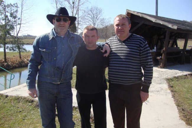 Депутат Волиньради Василь Столяр, колишній засновник ТОВ «НВК «Органіка» Вадим Зимонін та колишній засновник і директор ТОВ «Екзітос» Микола Ліхтанський. Останні двоє – куми. Фото із соцмереж