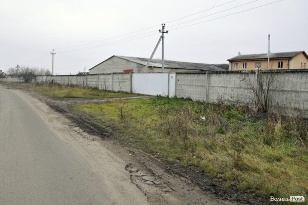 Під Луцьком продається земельна ділянка з двома приміщеннями*