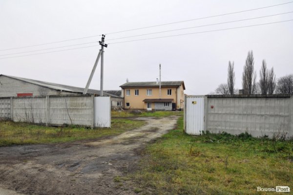 Під Луцьком продається земельна ділянка з двома приміщеннями*