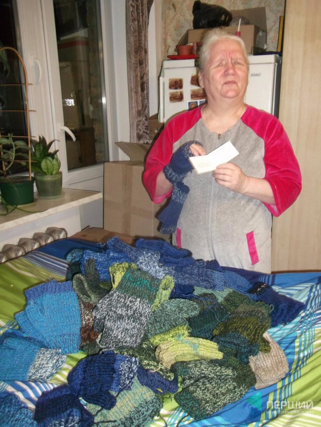 Незряча волонтерка, яка в'яже рукавиці для атовців, потребує допомоги