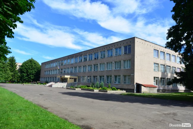 Школа №11 знаходиться через дорогу від «Caramel Residence»