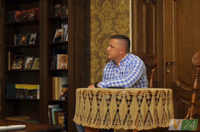 Андрій - за столиком, вкритим скатертиною, яку зробила мама Світлана