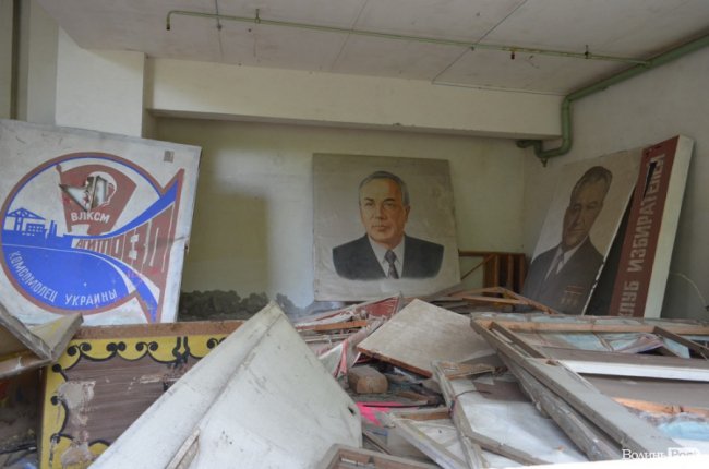 Комуністичні агітпалакати, які покинули в одній із будівель