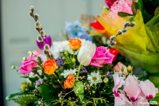 Фотопроект, вдячність «без слів» і «корпоративні» тюльпани: на луцькому «Кромберзі» креативно зустріли весну. ФОТО*