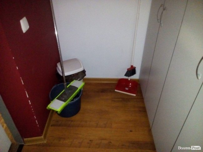 Куточок прибиральниці у жіночій роздягальні