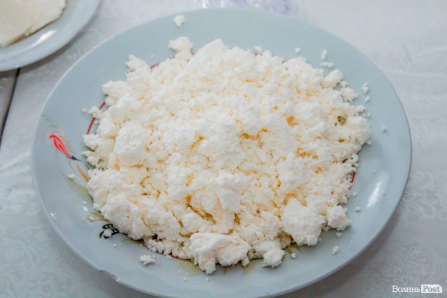 Без домішок і рослинних жирів: як на Волині виготовляють «молочку». ФОТО