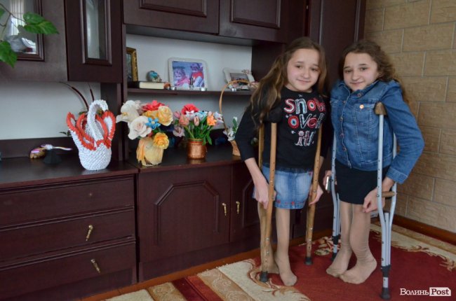 Мріють стати кравчинями і побачити гори: зворушлива історія «кришталевих» близнят з Волині 