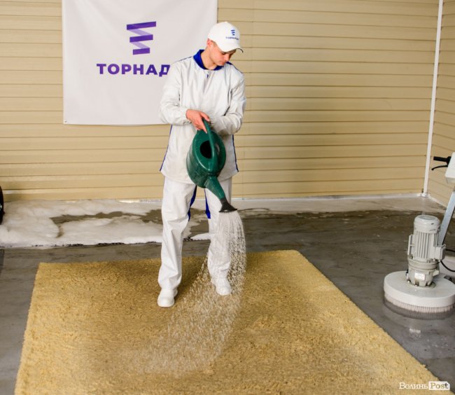 Зметуть весь бруд, як торнадо: де у Луцьку безпечно та без зайвих клопотів почистити килими. ФОТО*