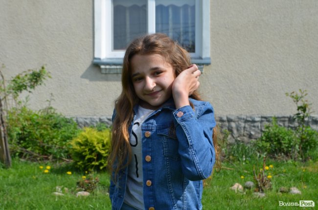 Мріють стати кравчинями і побачити гори: зворушлива історія «кришталевих» близнят з Волині 