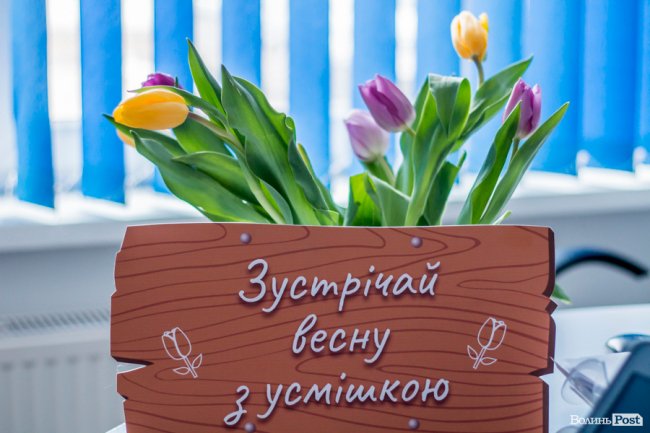 Фотопроект, вдячність «без слів» і «корпоративні» тюльпани: на луцькому «Кромберзі» креативно зустріли весну. ФОТО*
