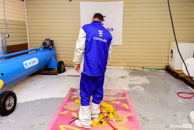 Забрали брудний – привезли як новий: де у Луцьку ідеально відчистити килими. ФОТО*