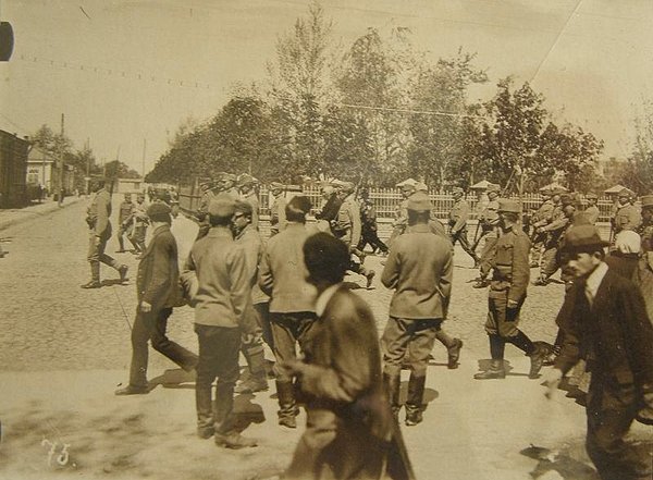 Шпигуна ведуть по нинішньому Театральному майдані.  Зображення з книги «Луцьк у старовинній листівці, гравюрі та фотографії» Віктора Літевчука