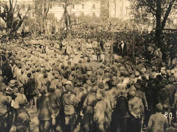 Страта шпигуна.  Зображення з книги «Луцьк у старовинній листівці, гравюрі та фотографії» Віктора Літевчука