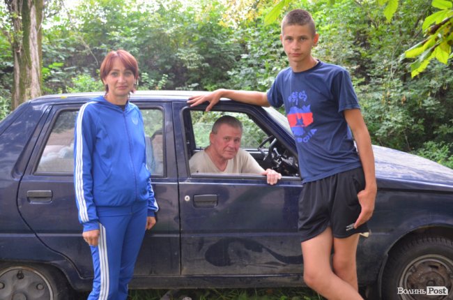 Сусіди приносять чоловікові поїсти та перуть його речі