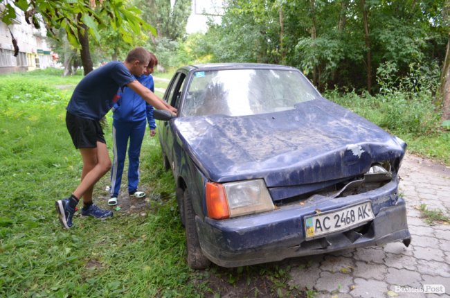 Сусіди провідують пенсіонера