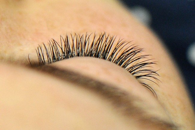 Від будівельника до «ювеліра» поглядів: лучанин вісім років нарощує жінкам вії