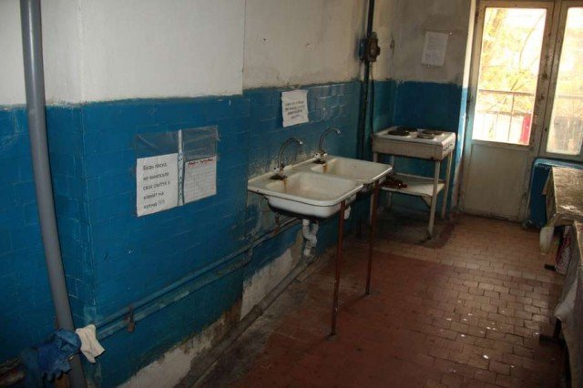 Дірявий дах, пліснява і таргани: скільки платять та як живуть мешканці гуртожитків СНУ. ФОТО